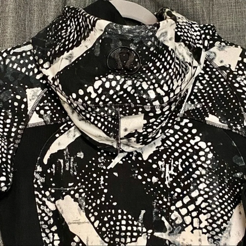 NWOT Lululemon graphic high‎ neck hoodie jacket.